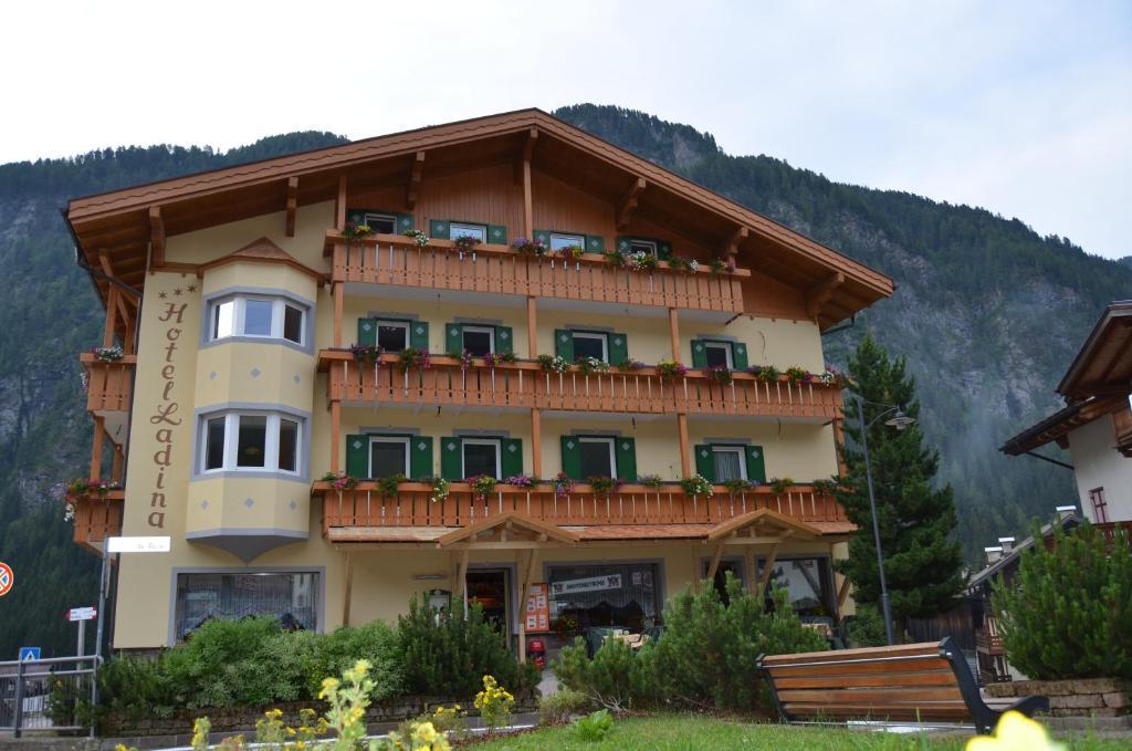 Hotel Ladina Campitello di Fassa Buitenkant foto