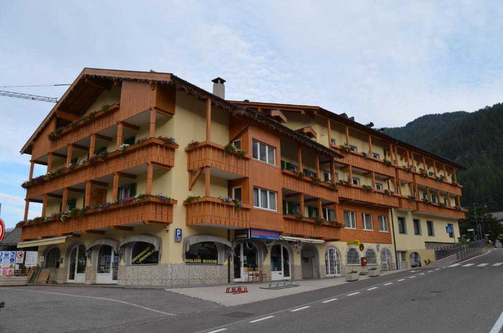 Hotel Ladina Campitello di Fassa Buitenkant foto