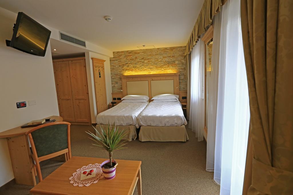 Hotel Ladina Campitello di Fassa Kamer foto