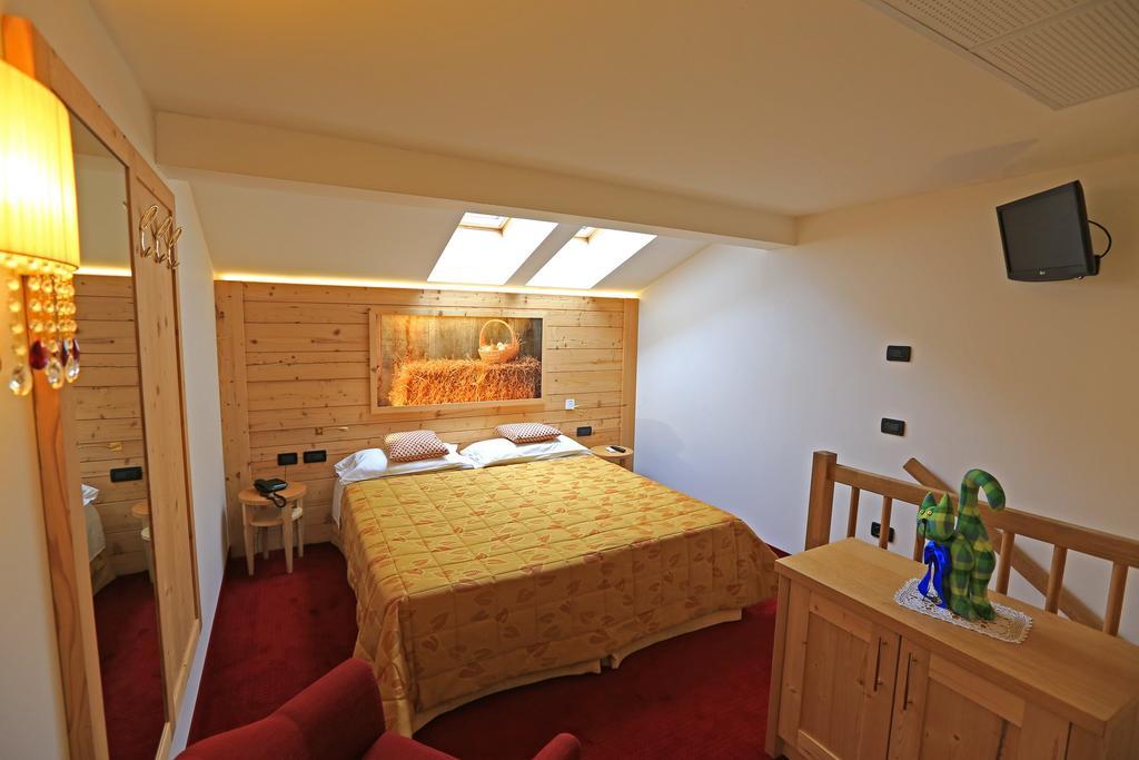 Hotel Ladina Campitello di Fassa Kamer foto