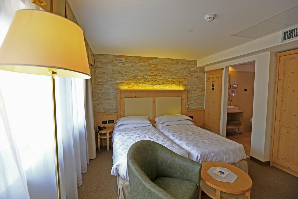 Hotel Ladina Campitello di Fassa Kamer foto