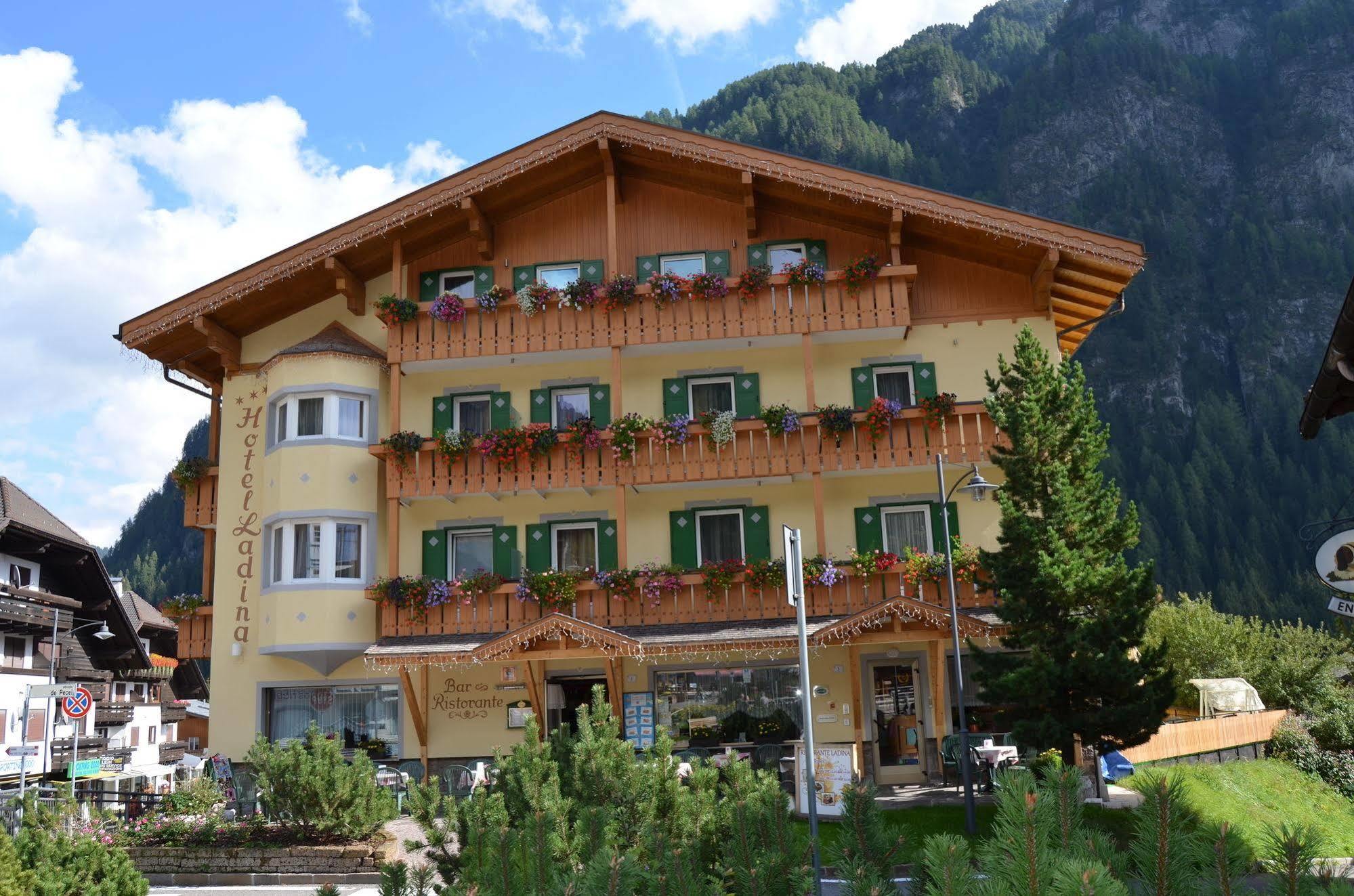 Hotel Ladina Campitello di Fassa Buitenkant foto